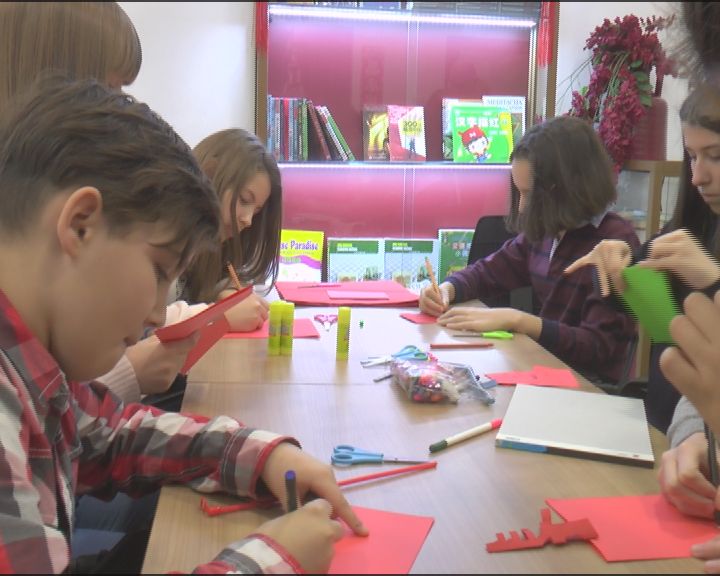 UZ UČENJE KINESKOG I RADIONICE KALIGRAFIJE (VIDEO)