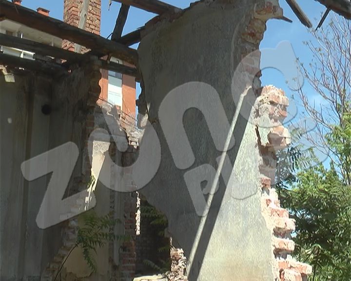 Zamalo kobna igra – na decu se obrušio zid napuštene kuće (VIDEO)