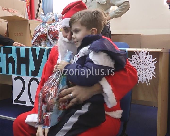 Paketići za decu iz opštine Crveni Krst (video)