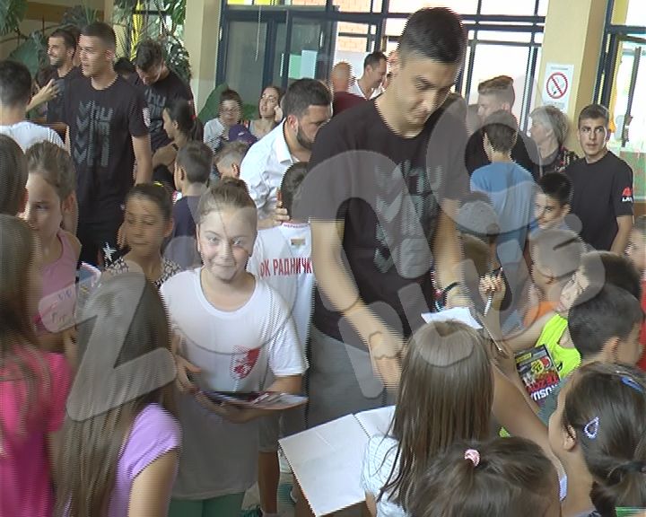 “Radnički ” posetio školu Kole Rašić (VIDEO)
