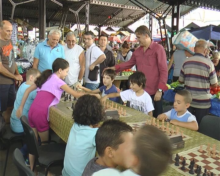 Šahovske table na pijačnim tezgama(VIDEO)