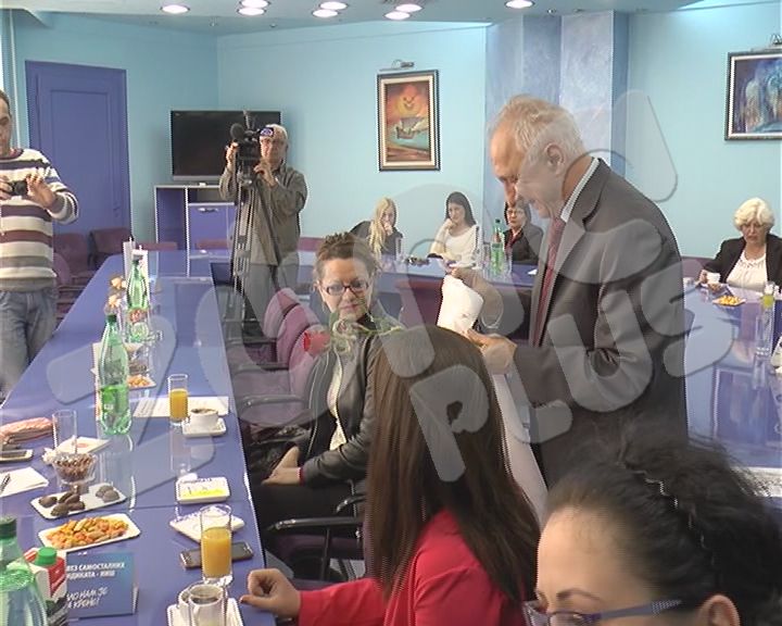 Uz plate veće lepše je cveće! (VIDEO)