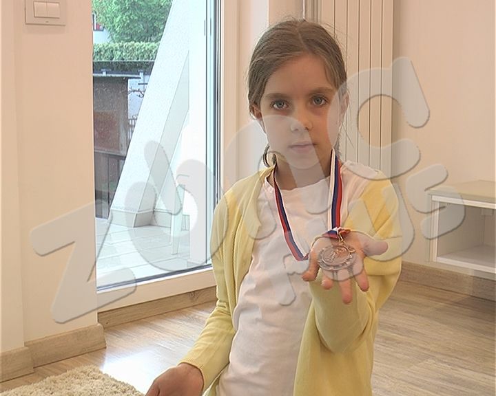 Mala Nišlijka “bere” medalje u brzom klizanju (VIDEO)