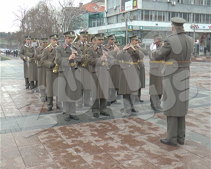 Vojni orkestar prodefilovao Nišom(VIDEO)