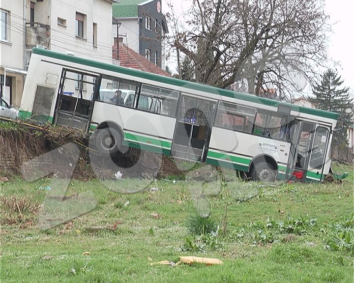 Autobus sleteo s puta, ima povređenih! (VIDEO)