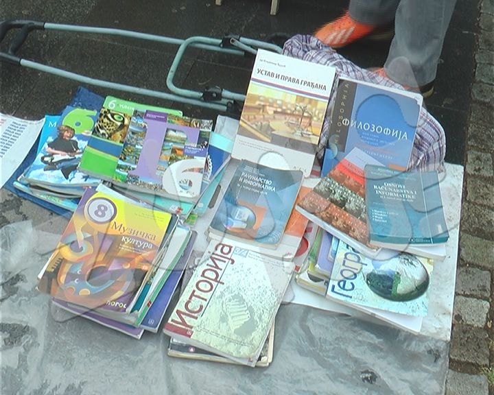 Berza polovnih udžbenika kod Tvrđavskog mosta (VIDEO)