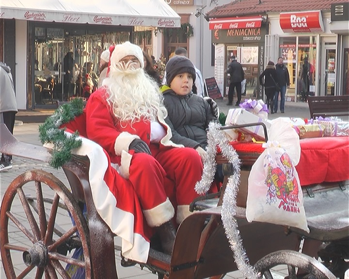 Druženje Deda Mraza i dece u Kazandžijskom sokačetu