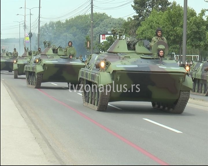 Pripreme za vojno-policijsku paradu – na ulicama tenkovi i kamioni (VIDEO)