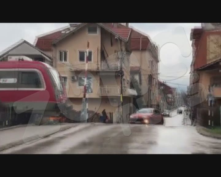 Podignuta rampa dok prolazi voz (VIDEO)
