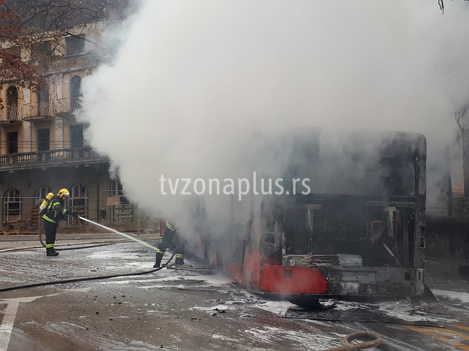 Izgoreo autobus u Niškoj Banji (VIDEO)
